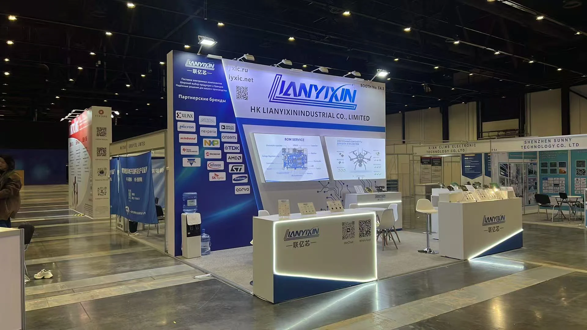 Booth E4.3: LIANYIXIN branding and meeting area.